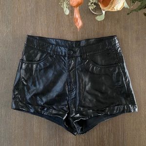 WOMEN’S H&M DIVIDED FAUX LEATHER SHORTS